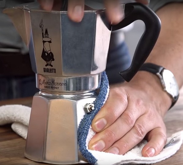 How to Make Coffee Using an Italian Coffee Maker - Down The Range Coffee
